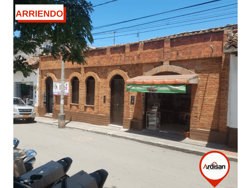 CASA  COMERCIAL  CENTRAL  PARQUE LA CHIQUINQUIRÁ - 1