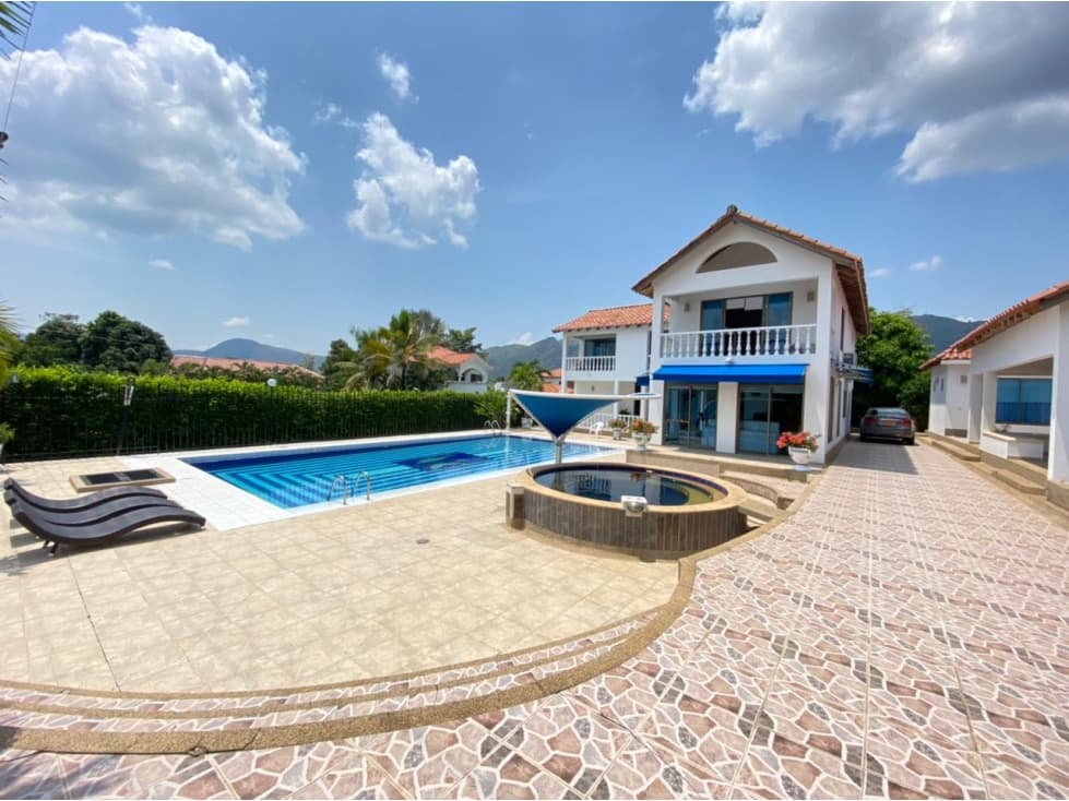 Alquilo Casa de Lujo Amoblada en melgar - 1