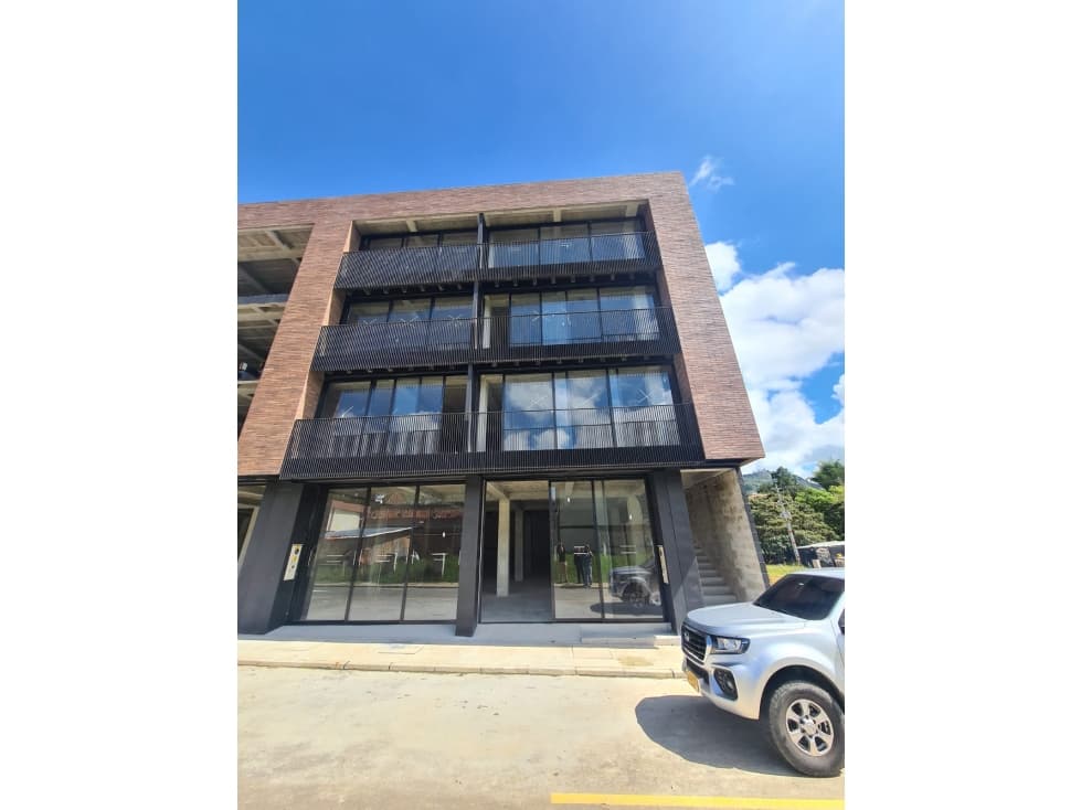 Bodega o local comercial en excelente ubicación - 1