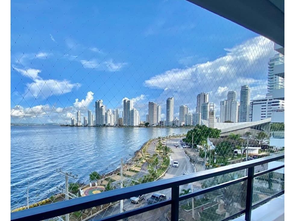 Vendo apartamento remodelado con vista a bahía - 1
