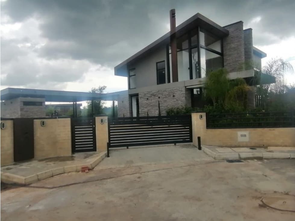 ESPECTACULAR CASA MODERNA EN PARCELACION CERRADA LLANOGRANDE - 1