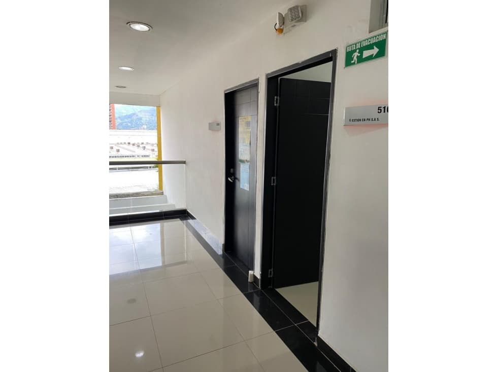 OFICINA EN VENTA EN NIQUIA - EXCELENTE UBICACION - 1