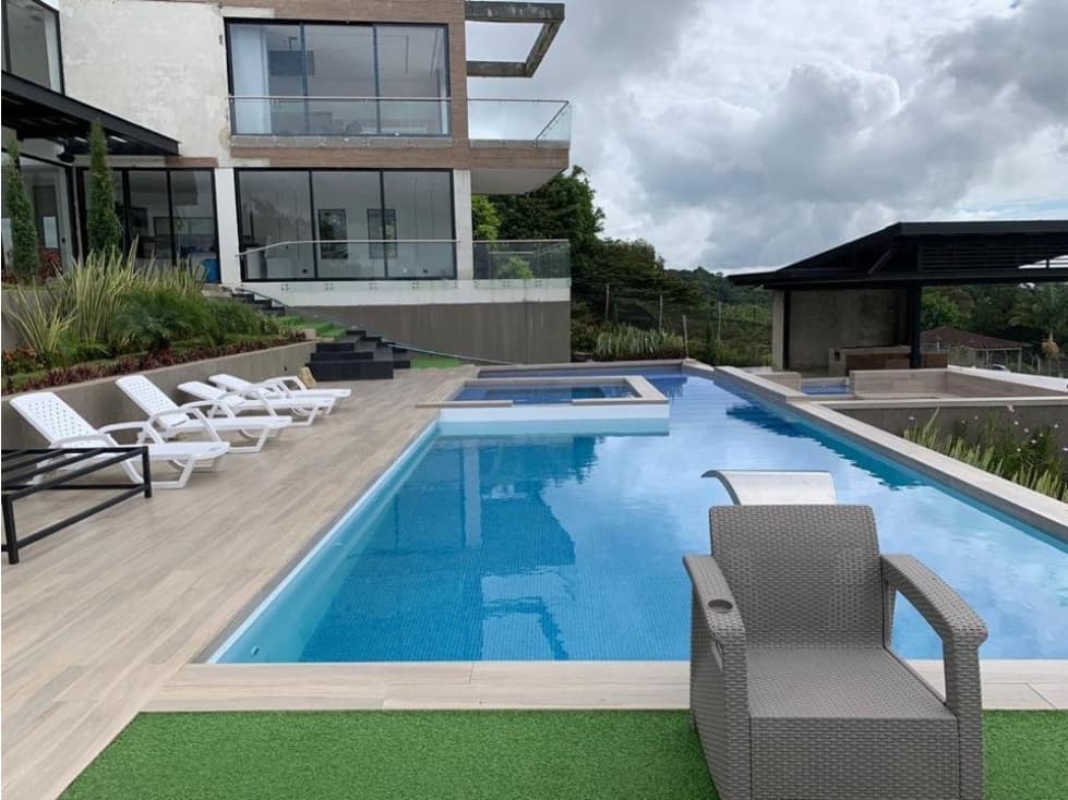 SE VENDE CASA CAMPESTRE EN EL LAGO CALIMA - 1