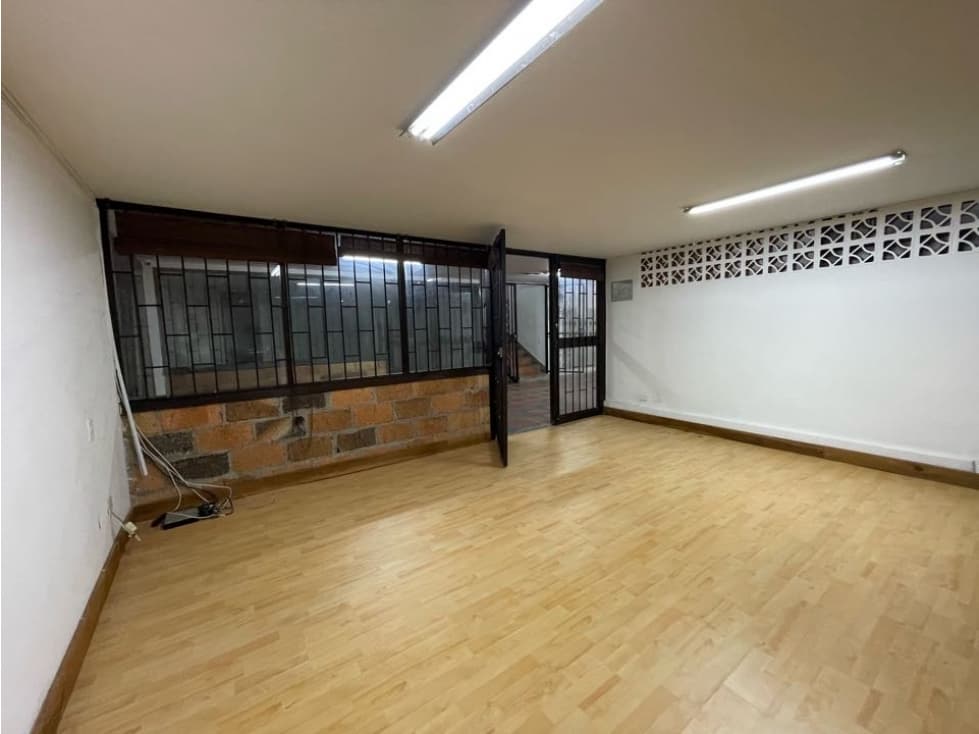 Se vende oficina en La Ceja con parqueadero en centro, cerca a todo - 1