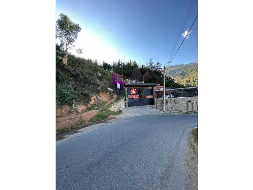 Se vwnde casa hostal frente al colegio la Normal. - 1